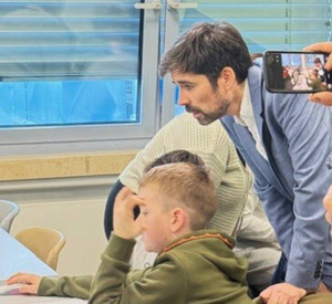 Bildungsminister Sven Teuber beim Schulbesuch