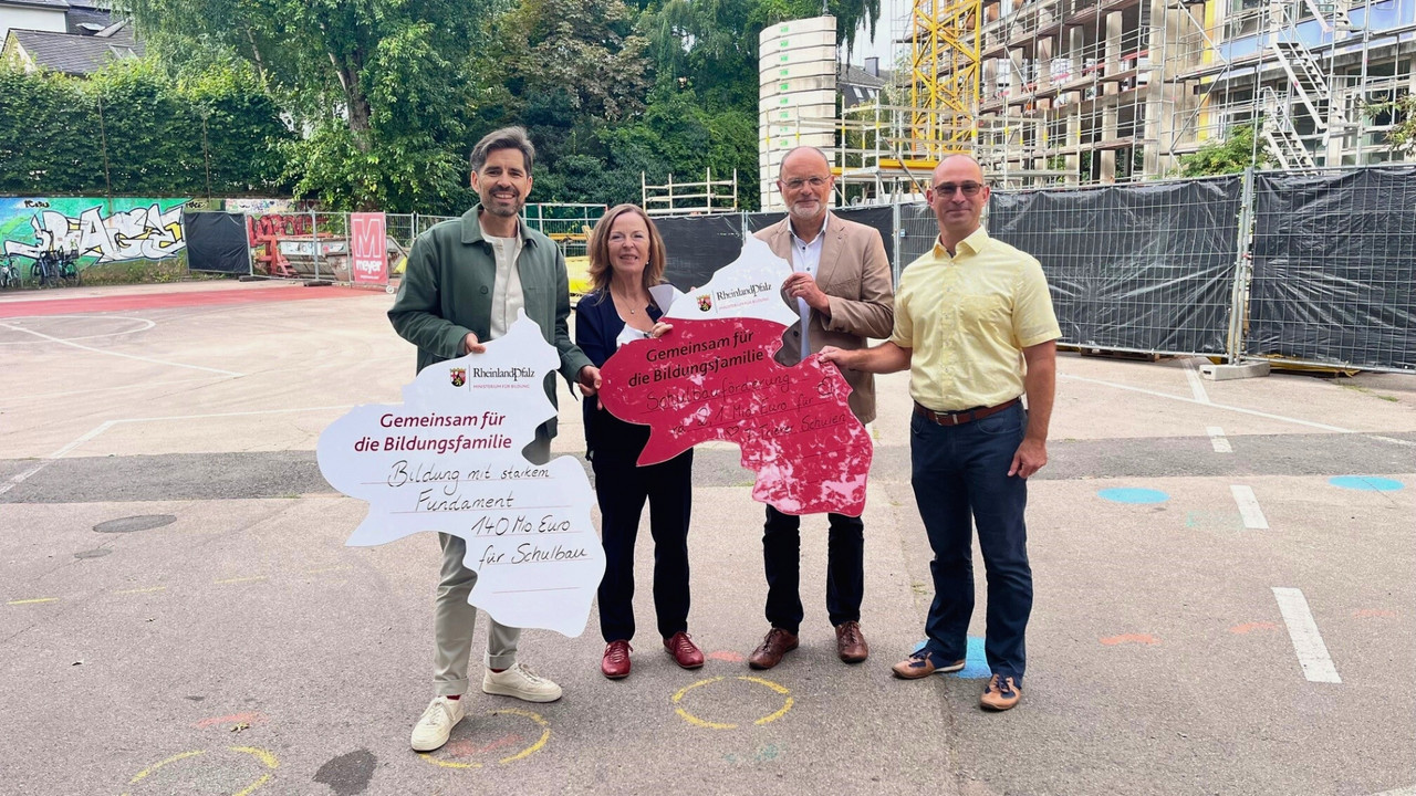 Von links: Bildungsminister Sven Teuber mit Bürgermeisterin Frau Elvira Garbes, Amtsleiter des Schulamtes, Herr Michael Thein und Schulleiter des Humboldt-Gymnasiums Trier, Herr Carsten Schiller. 