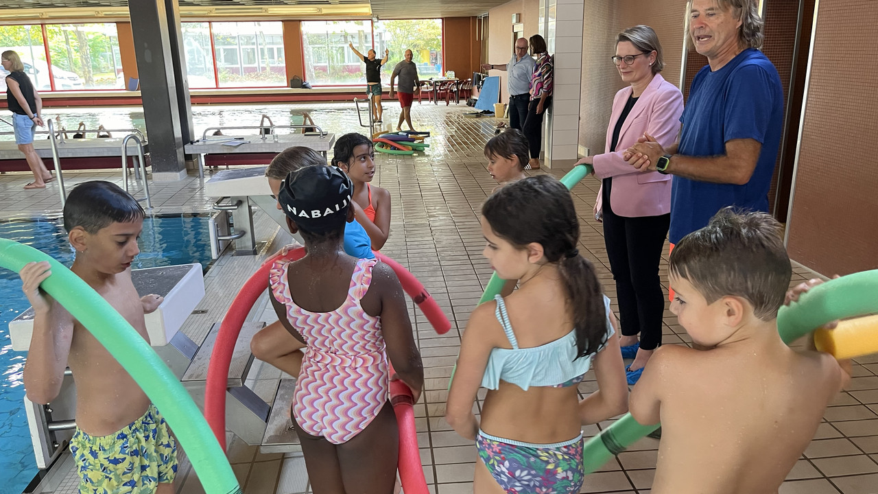 Bildungsministerin Dr. Stefanie Hubig besucht mit Schulsportberater Jörg Streb (rechts) Kinder der Schillerschule Ludwigshafen-Oggersheim beim Schwimmunterricht im Hallenbad Oggersheim.