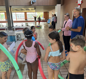 Bildungsministerin Dr. Stefanie Hubig besucht mit Schulsportberater Jörg Streb (rechts) Kinder der Schillerschule Ludwigshafen-Oggersheim beim Schwimmunterricht im Hallenbad Oggersheim.