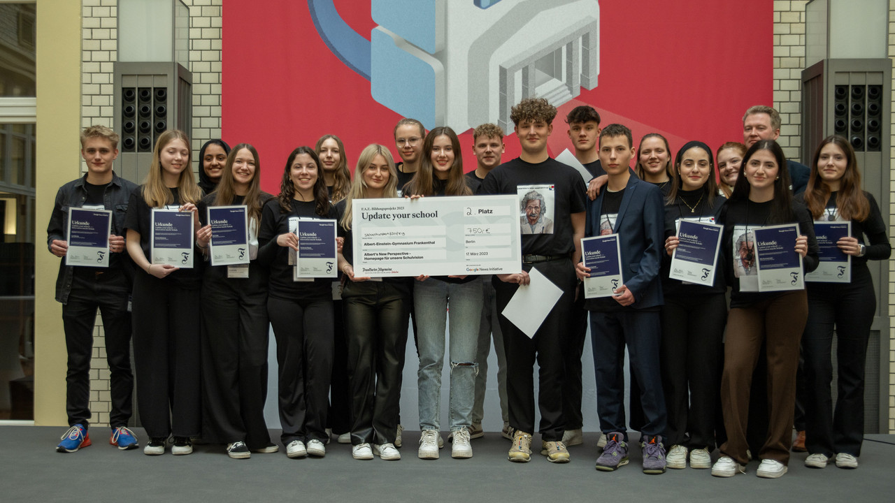 Die erfolgreichen Schülerinnen und Schüler des Albert-Einstein-Gymnasiums Frankenthal. Foto: Bildungsministerium