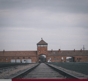 Man sieht das Lagertor des ehemaligen KZ Auschwitz-Birkenau