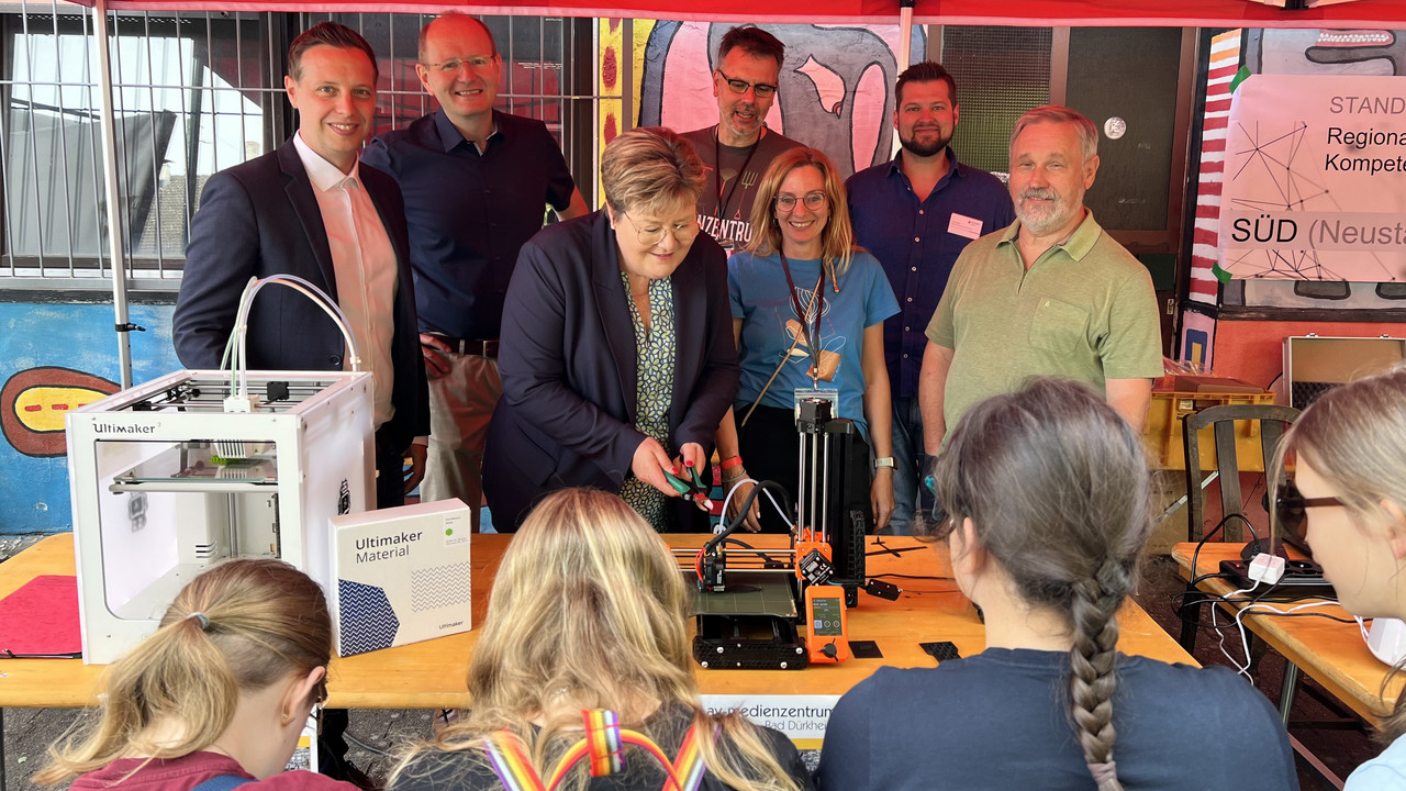 Bildungsstaatssekretärin Bettina Brück (Dritte von links) probiert beim MINT-Festival in Neustadt selbst eine technische Anwendung aus. Foto: Ministerium für Bildung