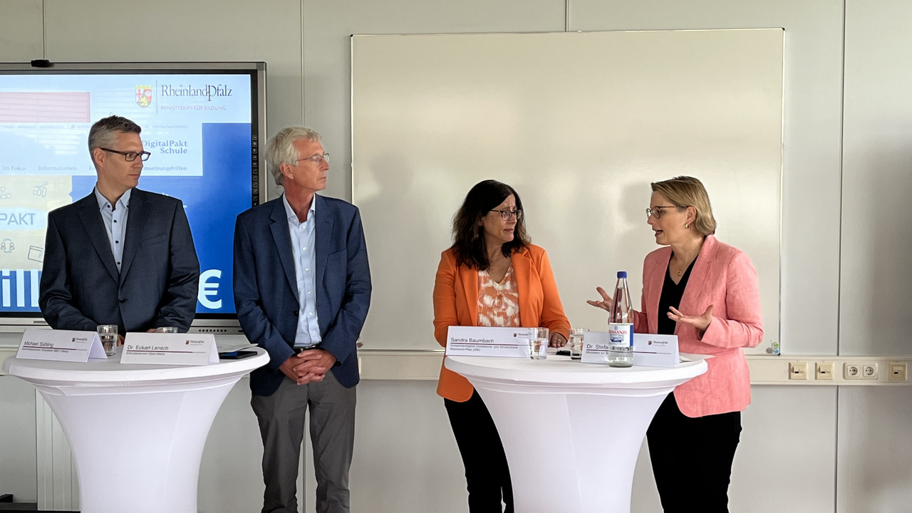 Auf dem Foto sind von links nach rechts an Stehtischen stehend zu sehen: Michael Sühling, Leiter der Berufsbildenden Schule BBS Mainz 3, Dr. Eckart Lensch, Schuldezernent der Stadt Mainz, Sandra Baumbach, Vorstandsmitglied der ISB sowie Bildungsministerin Dr. Stefanie Hubig.
