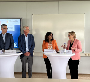 Auf dem Foto sind von links nach rechts an Stehtischen stehend zu sehen: Michael Sühling, Leiter der Berufsbildenden Schule BBS Mainz 3, Dr. Eckart Lensch, Schuldezernent der Stadt Mainz, Sandra Baumbach, Vorstandsmitglied der ISB sowie Bildungsministerin Dr. Stefanie Hubig.