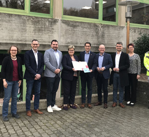 Auf dem Bild sieht man die Bescheidübergabe an die VG Zell. 