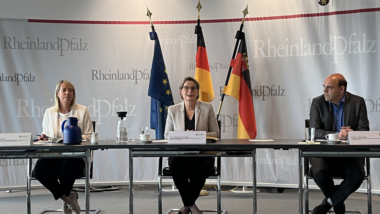 Auf dem Foto sind Abteilungsleiterin Elke Schott, Bildungsministerin Dr. Stefanie Hubig und Pressesprecher Ulrich Gerecke während der Pressekonferenz zu sehen.. 