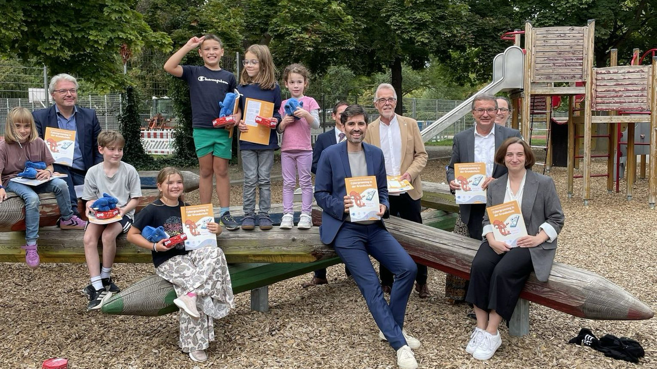 Vorstellung der Pakete gegen Cybergrooming an der Goethe-Grundschule in Mainz mit Bildungsminister Sven Teuber (Vierter von rechts).