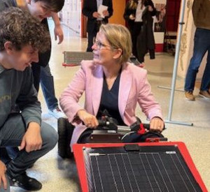 Bildungsministerin Dr. Stefanie Hubig macht eine "Probefahrt" im Solarauto an der Realschule plus Bad Bergzabern.