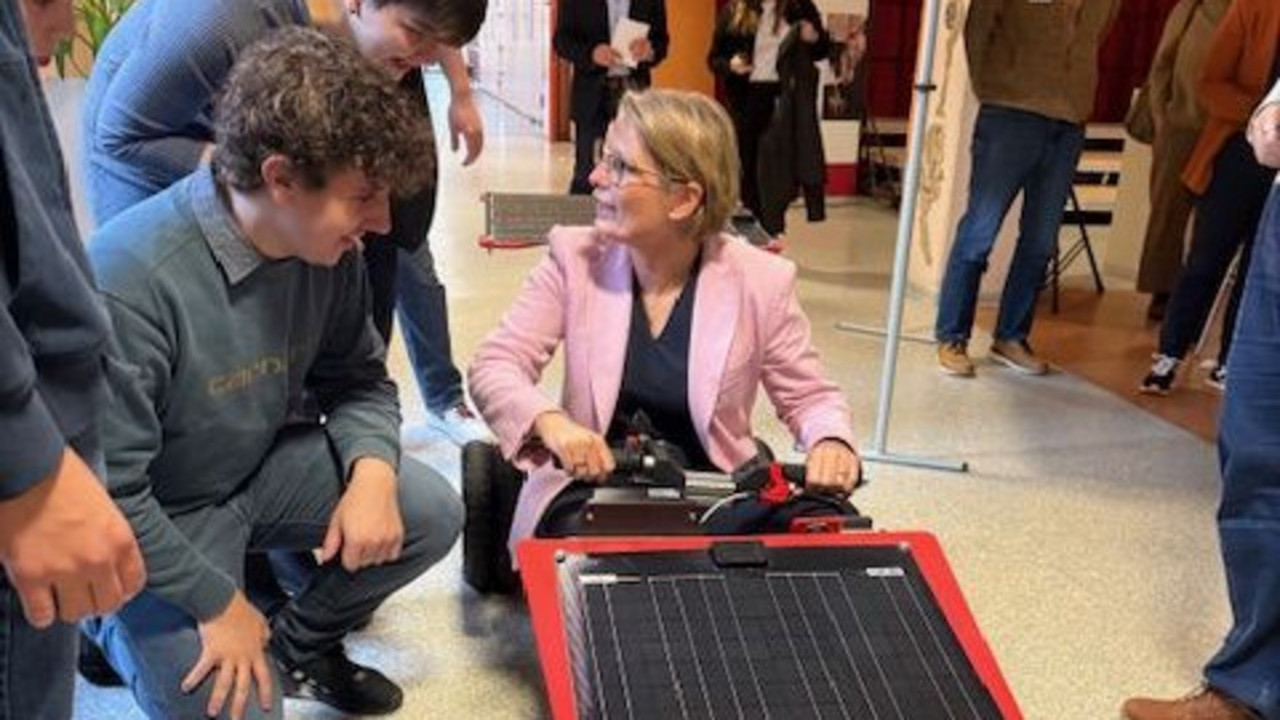 Bildungsministerin Dr. Stefanie Hubig macht eine "Probefahrt" im Solarauto an der Realschule plus Bad Bergzabern.