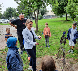Besuch der Sommerferienspiele in Alzey. Die Ministerin erhält auf dem Bild einen Zauberstab von den Kindern