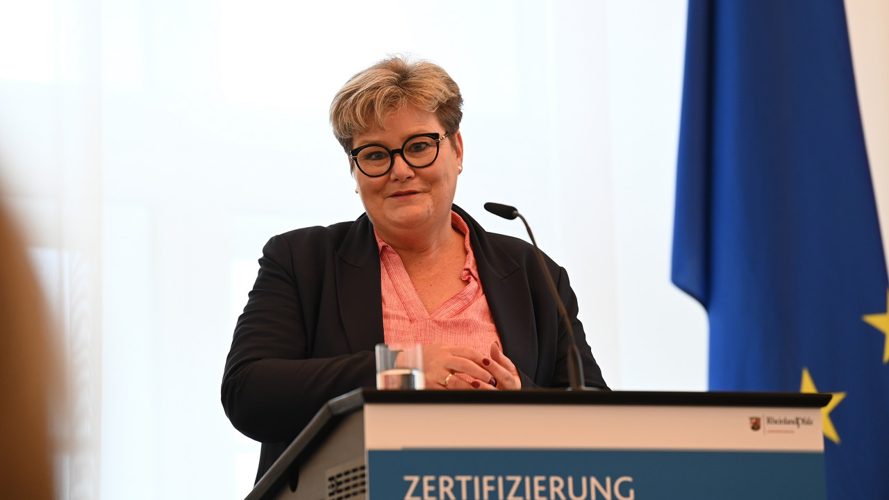 Bildungsstaatsekretärin Brück hält eine Rede während der Zertifizierungsfeier.