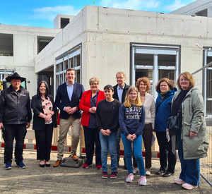 Richtfest für den Erweiterungsbau der Mosaikschule Ludwigshafen mit Tobias Doll (Holzbau Schuff, Richtspruch), Mechthild Zimbelmann ( Referentin Schulaufsicht ADD NW), David Guthier (Vorsteher Zweckverband), Bettina Brück (Staatssekretärin im Bildungsministerium), Albrecht Bunner (ltd Architekt), Sabine Emunds (Schulleiterin Mosaikschule), Claudia Späthe (Vorsitzende Förderkreis), Doreen Henkel (Schulelternsprecherin); vorne: Mohammad und Fabienne (Schülersprecher).