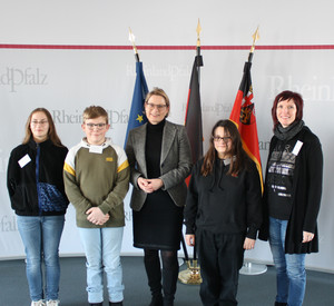 Gruppenbild: Ministerin Hubig und Schülerinnen und Schüler der Hans-Zulliger-Schule