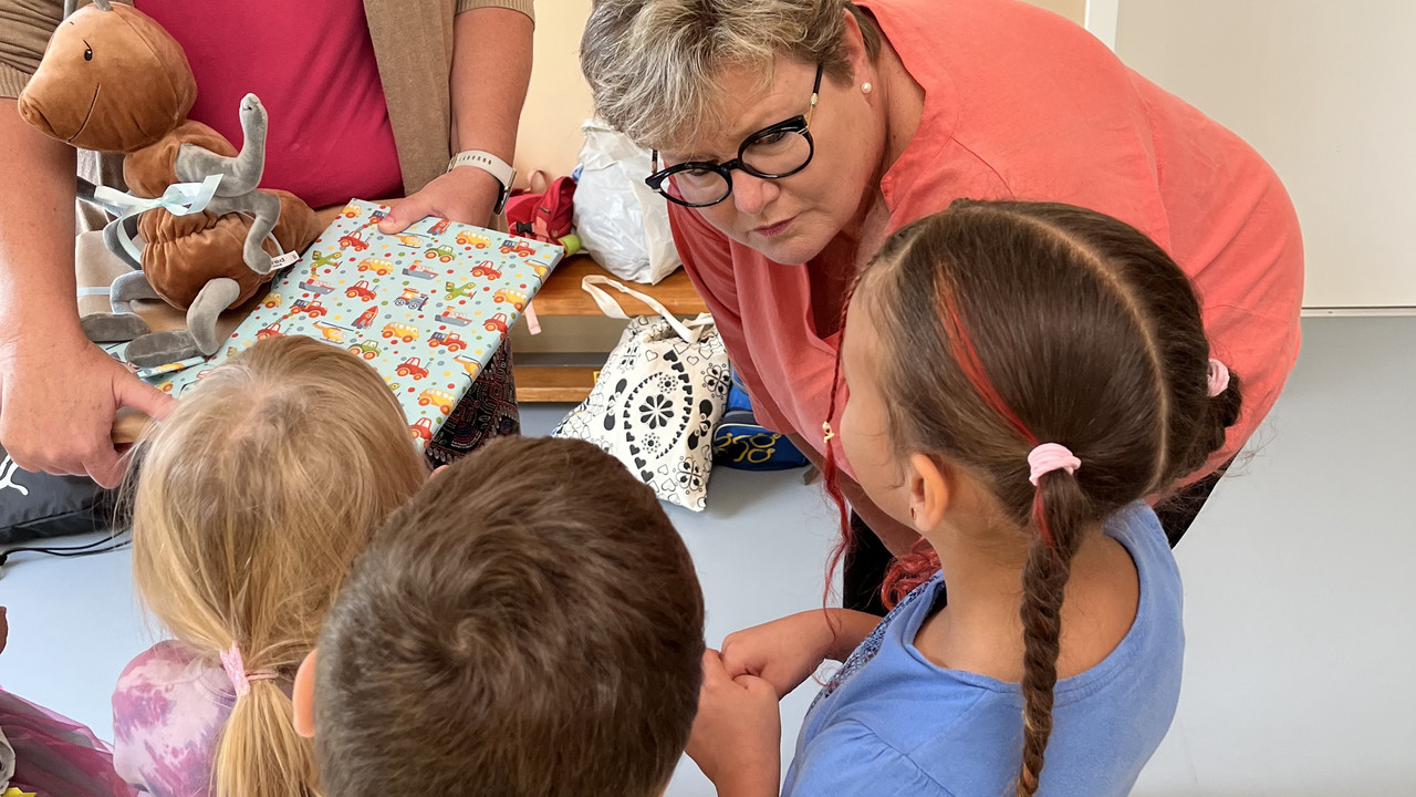 Staatsekretärin Bettina Brück mit den Kitakindern im Gespräch. 