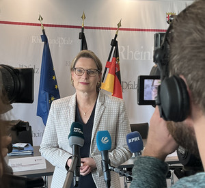 ZU sehen ist Bildungsministerin Hubig, die im Anschluss an die Pressekonferenz O-Töne gibt.