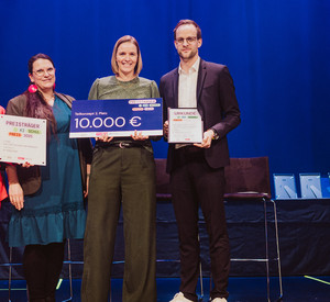 Auf dem Foto sieht man die ausgezeichnete Schule bei der Preisverleihung.