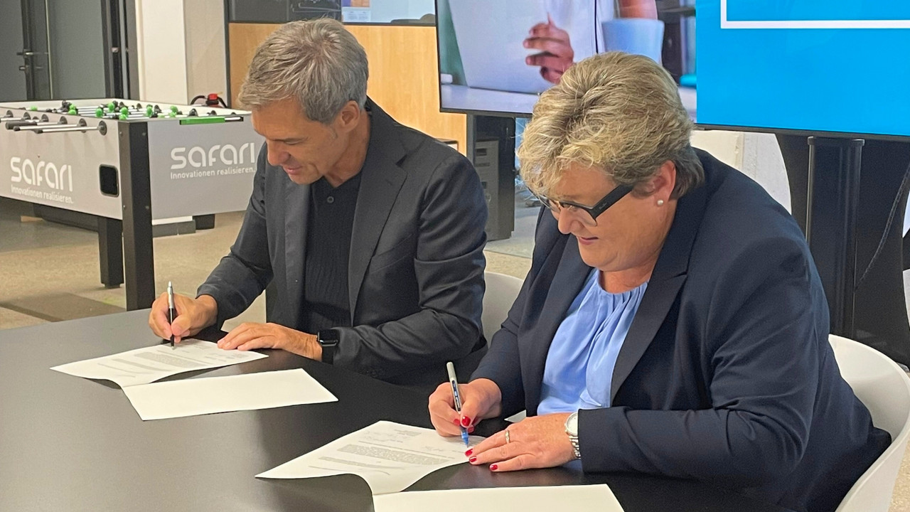 Thomas Michel, CEO DLGI mit Bildungsstaatssekretärin Bettina Brück 