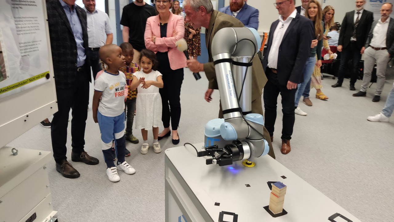 Bildungsministerin Dr. Stefanie Hubig beim Auftakt der Woche der Medienkompetenz 2023 am Balthasar Neumann Technikum in Trier.