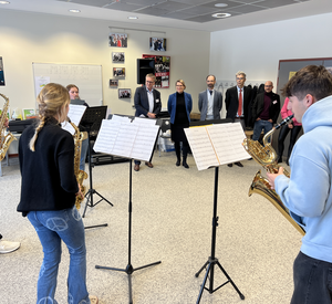 Auf dem Bild ist eine Jazz-Gruppe zu sehen, die vor Lehrerinnen und Lehrern, sowie der Ministerin spielt. 