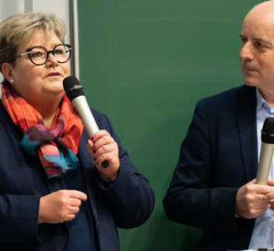 Staatssekretärin Bettina Brück und Prof. Dr. Armin Schneider beim DebÜ-Fachtag in Koblenz.