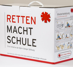 Ein Karton mit dem Schulungs- und Lehrmaterial von "Retten macht Schule" 