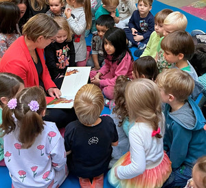 Ministerin Dr. Stefanie Hubig besucht eine Kindertageseinrichtung