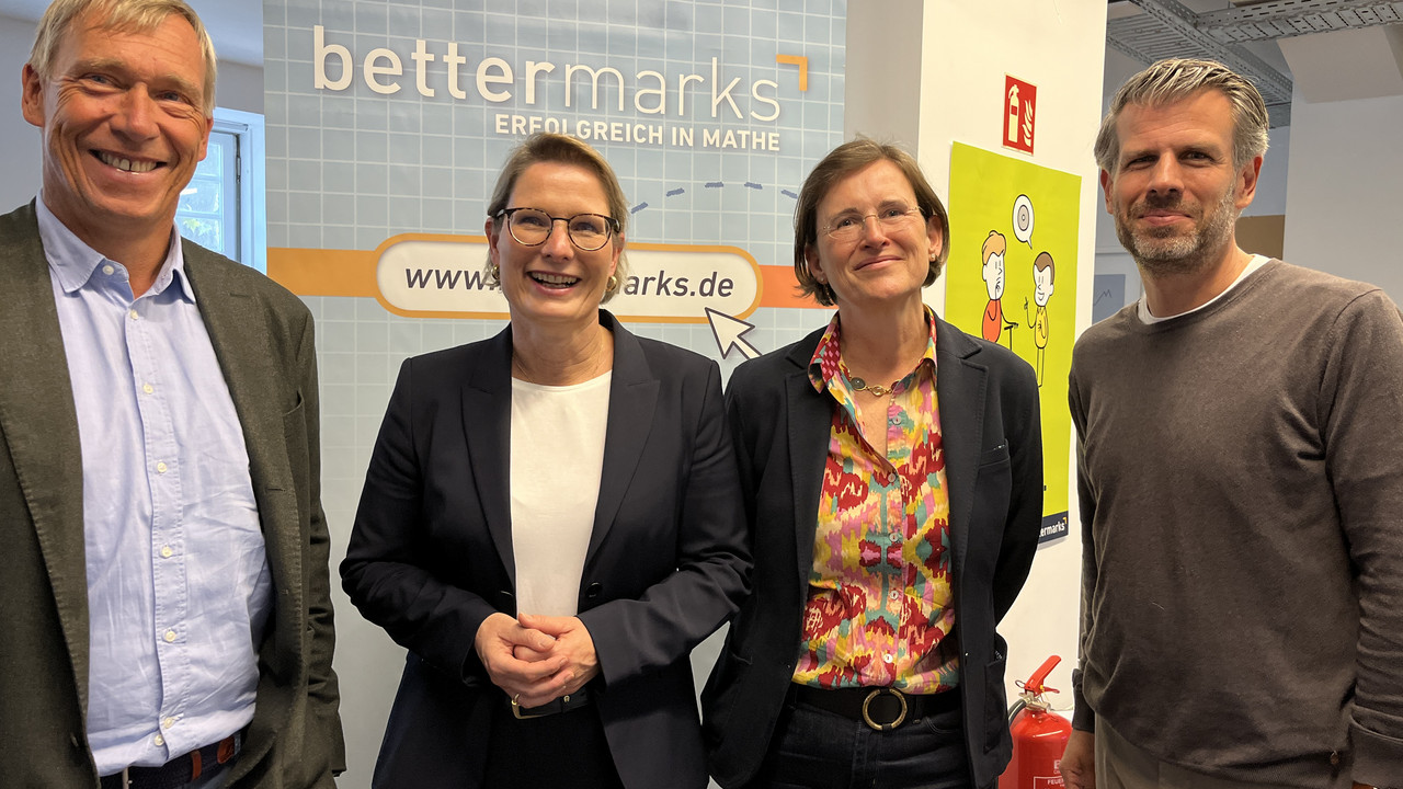 Von links nach rechts Arnd Kwiatkowski, Geschäftsführer bettermarks, Bildungsministerium Dr. Stefanie Hubig, Marianne Voigt, Geschäftsführer bettermarks, Christophe Speroni, Produktentwickler bettermarks.