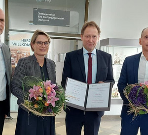 Übergabe des Förderbescheids zum DigitalPakt Schule an die Stadt Frankenthal. Foto: Stadt Frankenthal