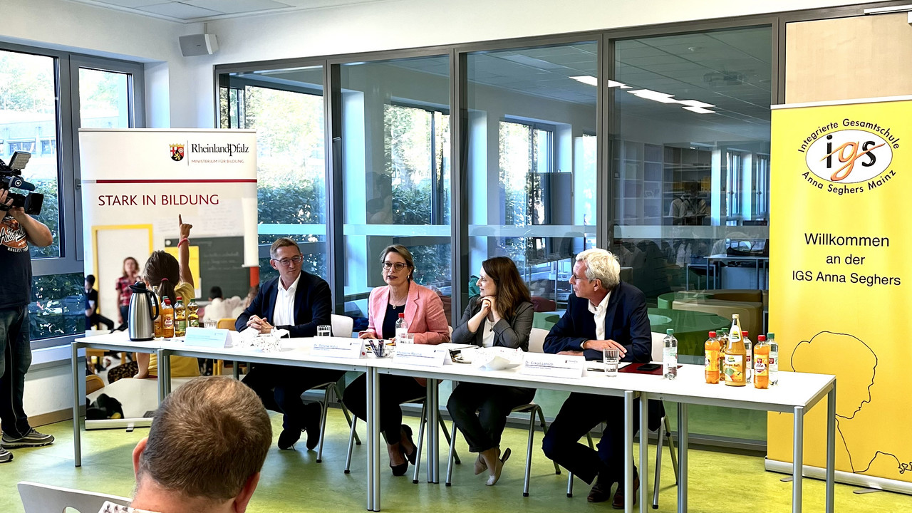 Auf dem Bild von links nach rechts: Schulleiter Christian Goldschmitt, Bildungsministerin Dr. Stefanie Hubig, Pressesprecherin Madeleine Reccius sowie der Schul- und Sozialdezernent der Stadt Mainz, Dr. Eckart Lensch während der Pressekonferenz auf dem Podium.