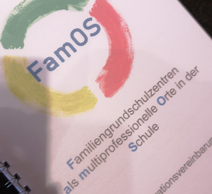 Auf dem Bild ist das Logo von FamOs zu sehen. 