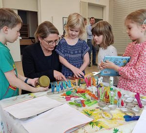 Bildungsministerin Dr. Stefanie Hubig bei einem Besuch in der katholischen Kita Mariä Heimsuchung in Mainz-Laubenheim im Juli 2023.