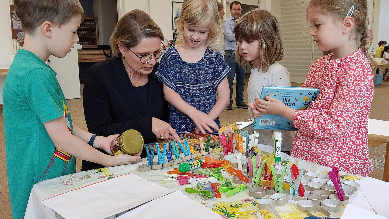 Bildungsministerin Dr. Stefanie Hubig bei einem Besuch in der katholischen Kita Mariä Heimsuchung in Mainz-Laubenheim im Juli 2023.