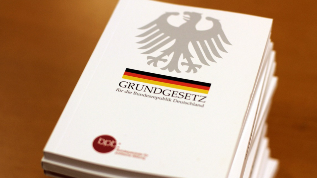 Auf dem Symbolbild sehen sie das Grundgesetz.