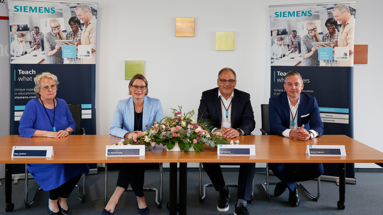  (v.l.): Petra Jendrich, Abteilungsleiterin Berufsbildende Schulen Bildungsministerium Rheinland-Pfalz, Staatsministerin Dr. Stefanie Hubig, Olaf Katzorke, Sprecher der Siemens-Niederlassung Mittelrhein, und Markus Englhardt, Leiter des  Programms „Siemens Automation Cooperates with Education“ (SCE)