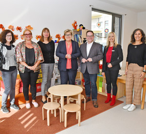 Auf dem Foto ist Staatsekretärin Brück mit Vertreterinnen und Vertretern des Kreisjugendamtes sowie der Kita-Sozialarbeit zu sehen.
