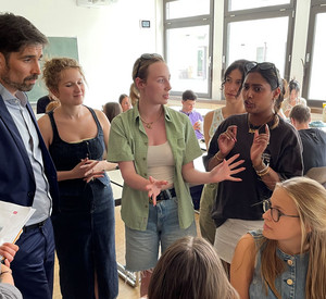 Bildungsminister Sven Teuber (Zweiter von links) besuchte im Sommer 2025 das Gymnasium Calvarienberg in Bad Neuenahr-Ahrweiler, eine Privatschule in Trägerschaft der gleichnamigen katholischen Schulstiftung.