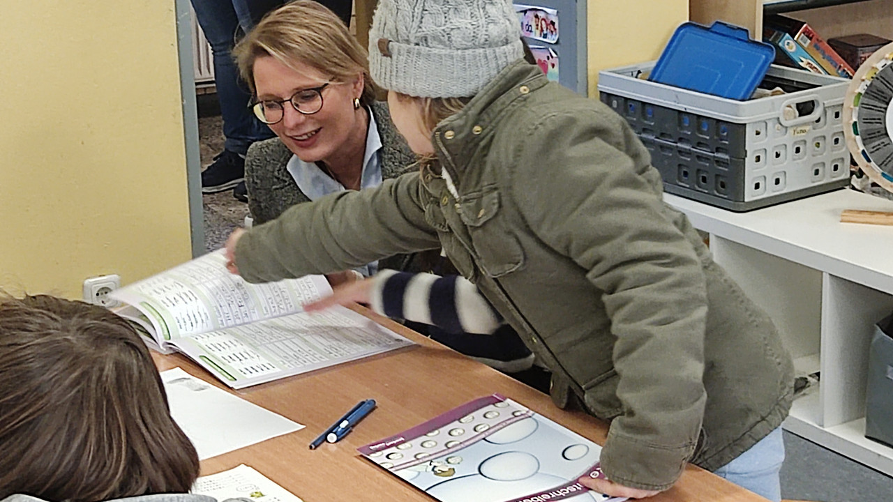 Bildungsministerin Dr. Stefanie Hubig beim Besuch des Ganztagsangebotes an der Grundschule in Flomborn. Foto: Bildungsministerium