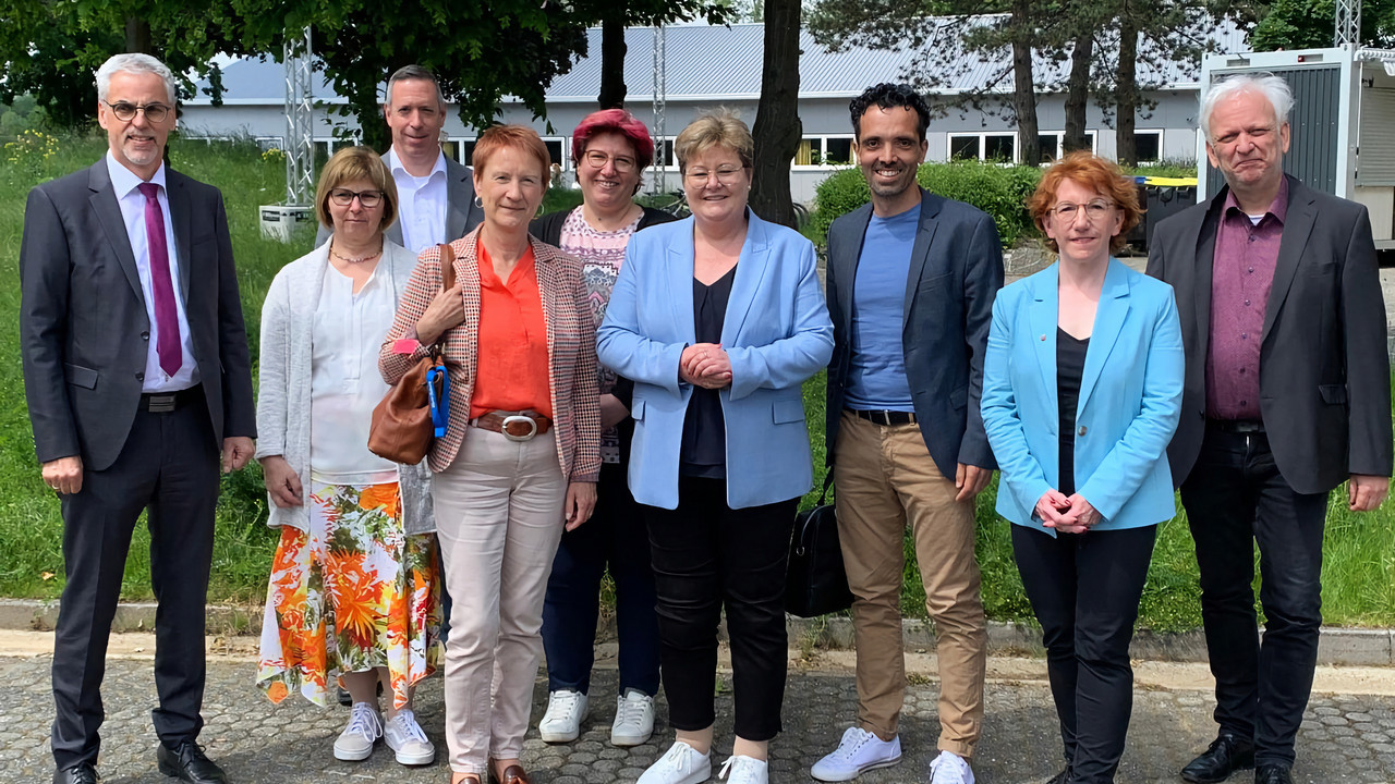 Das Foto zeigt von links:  Erich Seul (Fachbereichsleiter der Kreisverwaltung Ahrweiler), Elke Klingel (2. stellv. Schulleiterin), Jörg Hamacher (Eigenbetrieb Schul- und Gebäudemanagement der Kreisverwaltung Ahrweiler), Schulleiterin Gundi Kontakis, Julia Bugler (Büroleiterin), Bildungsstaatsekretärin Bettina Brück, Michael Devesa (Referent der ADD Koblenz), Susanne Müller (Landtagsabgeordnete) und Dr. Klaus Müller (Stellvertretender Schulleiter)  