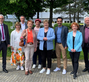Das Foto zeigt von links:  Erich Seul (Fachbereichsleiter der Kreisverwaltung Ahrweiler), Elke Klingel (2. stellv. Schulleiterin), Jörg Hamacher (Eigenbetrieb Schul- und Gebäudemanagement der Kreisverwaltung Ahrweiler), Schulleiterin Gundi Kontakis, Julia Bugler (Büroleiterin), Bildungsstaatsekretärin Bettina Brück, Michael Devesa (Referent der ADD Koblenz), Susanne Müller (Landtagsabgeordnete) und Dr. Klaus Müller (Stellvertretender Schulleiter)  