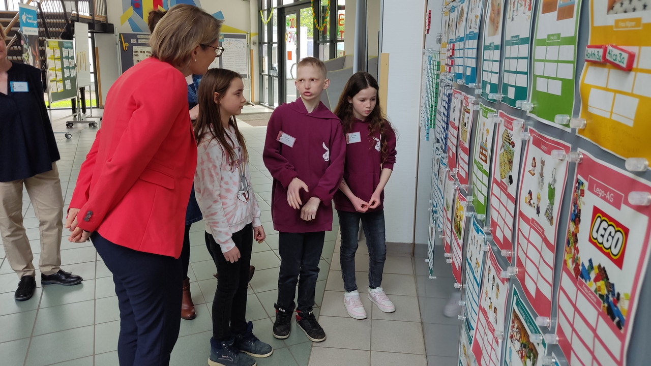 Bildungsministerin Dr. Stefanie Hubig beim Besuch der Grundschule Hasenfänger in Andernach im April 2023.