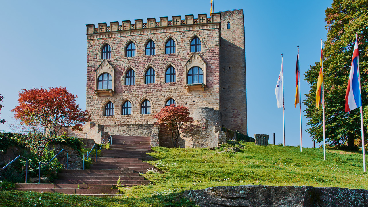 Man sieht das Hambacher Schloss.