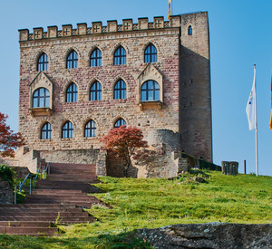 Man sieht das Hambacher Schloss.