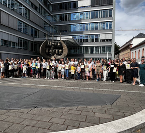 Gruppenfoto der Preisträgerinnen und Preisträger vor dem Bildungsministerium. 