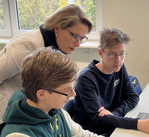 Schüler des Gymnasiums Oberstadt in Mainz zeigen Bildungsministerin Dr. Stefanie Hubig die Funktionsweise des Digitalen Bücherregals.