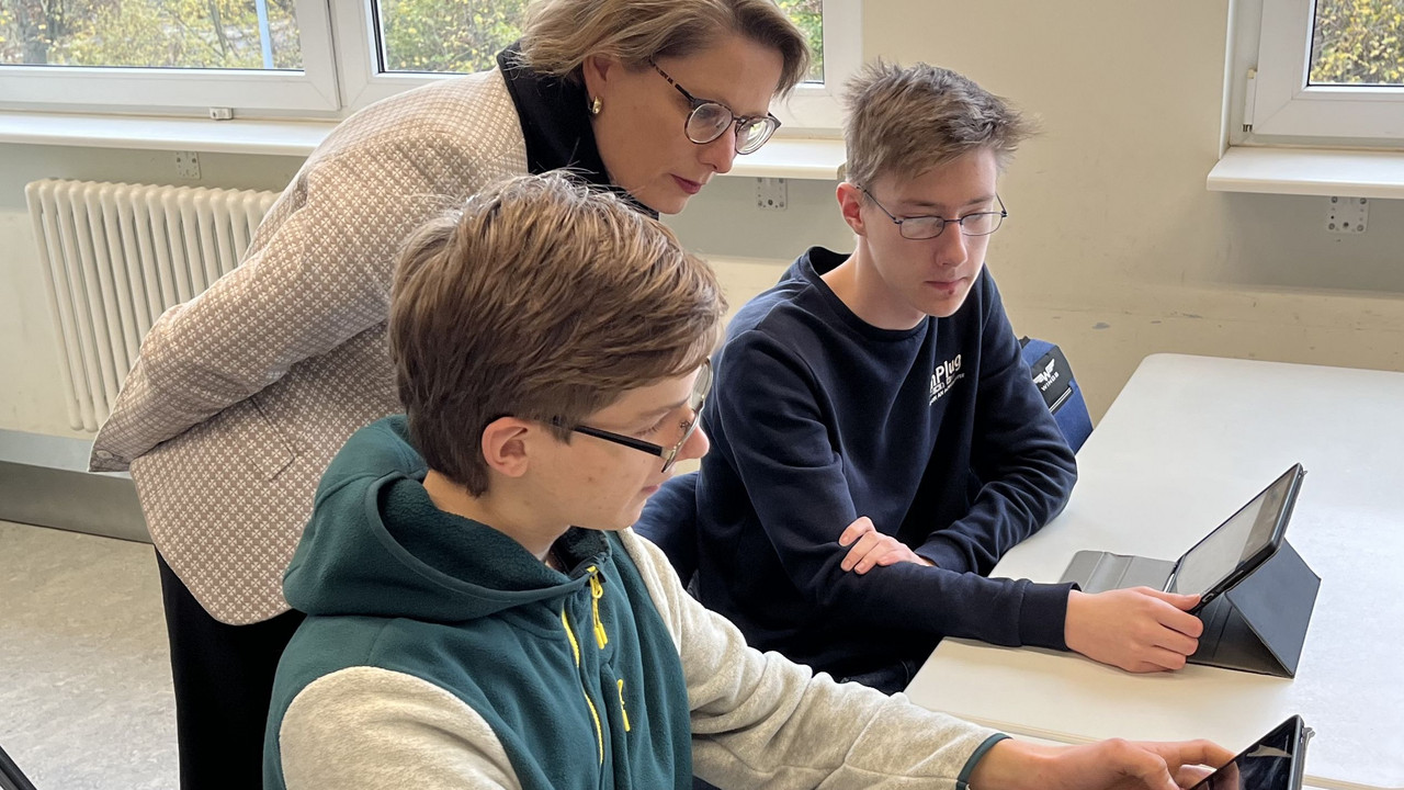 Schüler des Gymnasiums Oberstadt in Mainz zeigen Bildungsministerin Dr. Stefanie Hubig die Funktionsweise des Digitalen Bücherregals.