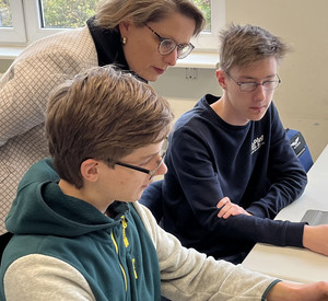 Schüler des Gymnasiums Oberstadt in Mainz zeigen Bildungsministerin Dr. Stefanie Hubig die Funktionsweise des Digitalen Bücherregals.