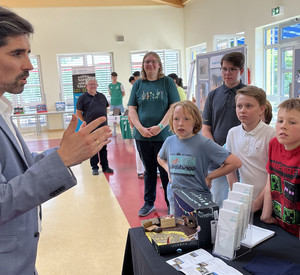 Bildungsminister Sven Teuber (links) besucht die Georg-Forster-Gesamtschule in Wörrstadt. Die IGS ist eine Ganztagsschule in Angebotsform.